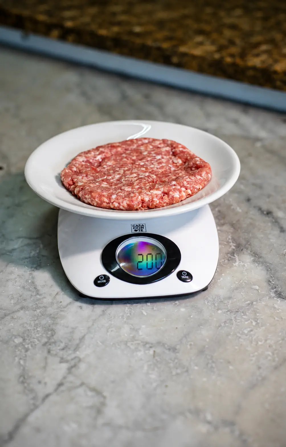 200 grammi di carne per il burger Papà Mio pesati sulla bilancia